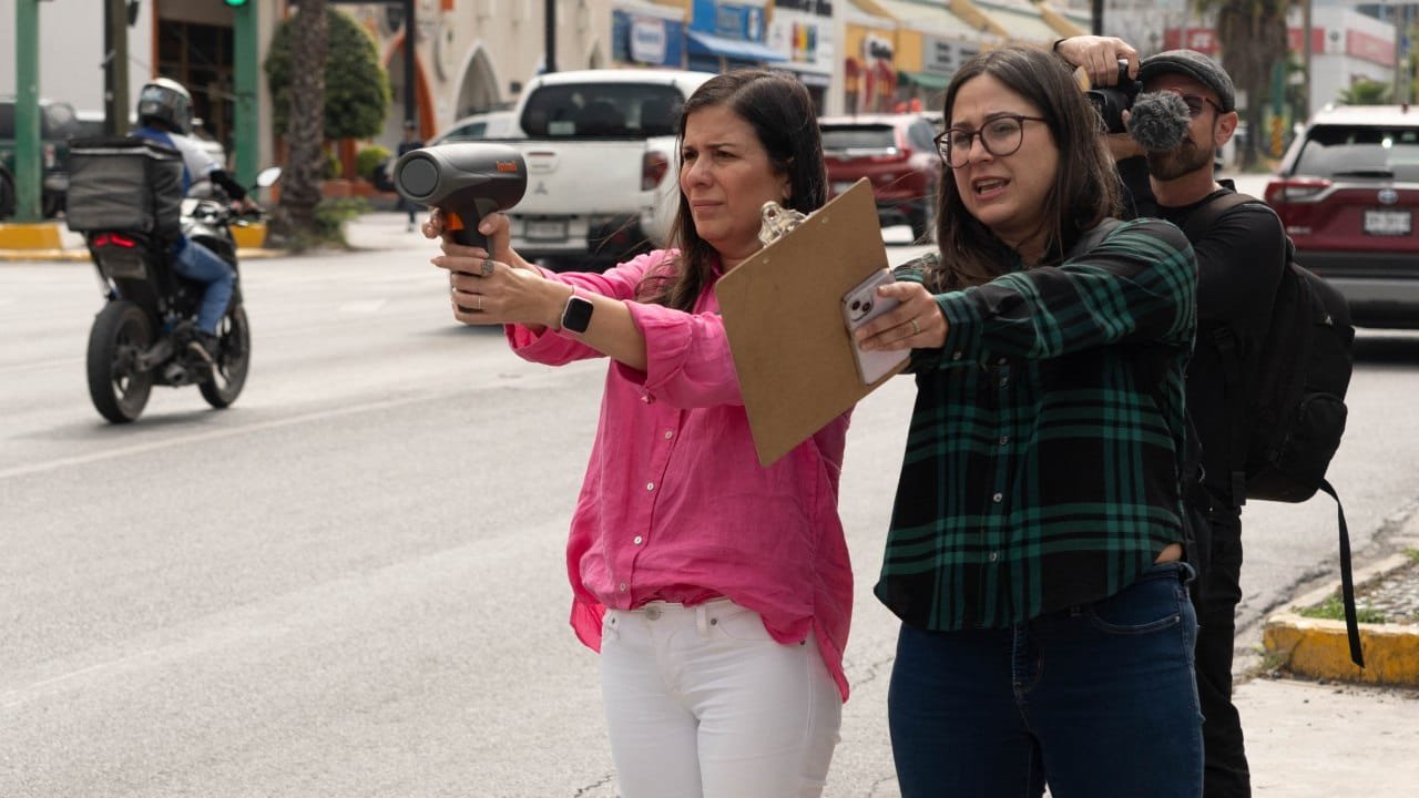Lorenia Canavati y Luisa Peresbarbosa, recorrieron la avenida Gómez Morín desde Río Savotino hasta Vasconcelos, uno de los principales accesos al municipio, y en donde pudieron constatar riesgos para los peatones como la falta de cruces seguros, semáforos peatonales descompuestos, ausencia de banquetas y obstáculos como cables sueltos, alcantarillas destapadas y anuncios.