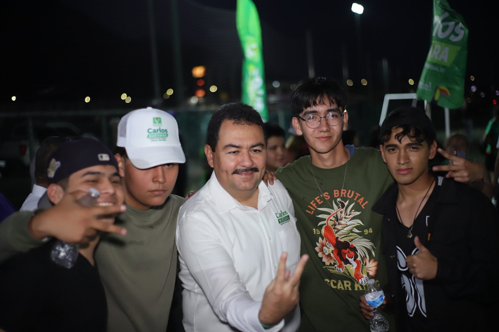 Acompañado de su esposa Alma Arellano, Guevara pide a los jóvenes participar activamente en las decisiones de México y del municipio