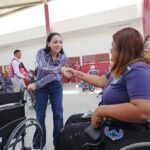 DIF  García beneficia a adultos mayores con sillas de ruedas