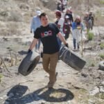 Saca García alud de basura y llantas en el Río Pesquería