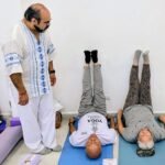 Abuelitos se lucen en clases de yoga en Santa Catarina