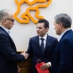 Presenta Mike Flores a cónsules plan de acción ante Mundial