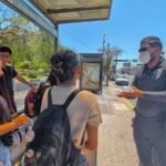 Ante ola de calor Jaguares entrega agua a transeúntes