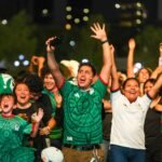Festejan aficionados triunfo de México ante Chequia