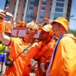 Inicia caravana de la Marea Naranja en Fundidora