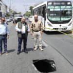 Fuga de drenaje causa socavón en Escobedo
