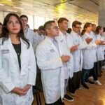 Inician udemitas su carrera con investidura de batas