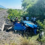 Se lleva tren de encuentro a auto en García