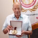 Recibe Raúl Santos medalla ‘Lic. Flavio Raymundo Muñoz’